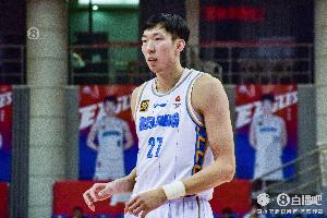 伤到眼睛提前退赛！周琦8中4拿到10分6板8助3帽