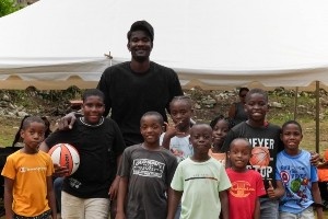 华体会官网下载-为贫困家庭提供吃穿用品&amp;健康检查！艾顿在牙买加老家回馈社区